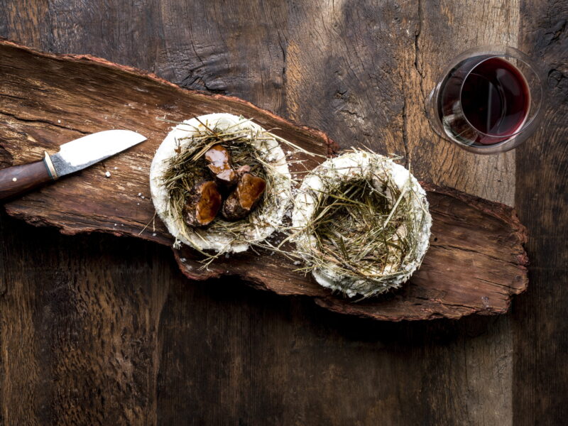 Обои Engadin cuisine, venison fillet in hay baskets, Switzerland на рабочий стол.