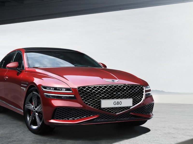 Стильный Genesis G80 Sport 2023 года вид спереди