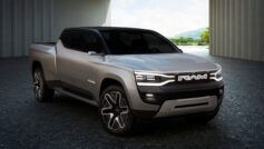 Серебристый Ram 1500 Revolution BEV Concept 2023 вид спереди