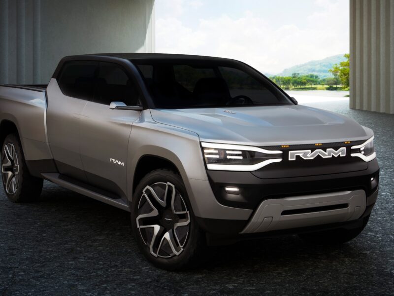 Серебристый Ram 1500 Revolution BEV Concept 2023 вид спереди